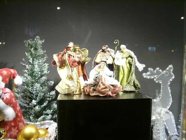 Adoracion en un escaparate. Navidad 2004 en Madrid 